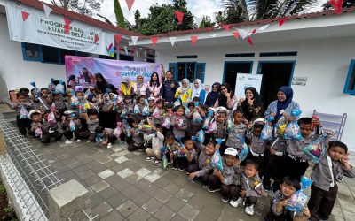 Ajarkan tentang Mimpi dan Cita-cita, Srikandi PLN UPDL Bogor Melakukan Kunjungan ke Ruang Belajar Desa Sukaresmi