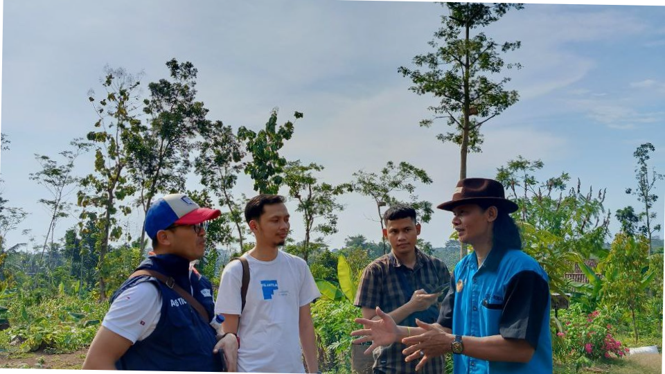 Peran seorang Community Development Officer (CDO) menuntut kemampuan interpersonal yang kuat, terutama dalam membangun engagement dengan masyarakat. Namun, sering kali CDO menghadapi tantangan dalam menjalin hubungan yang otentik, yang dapat menghambat keberhasilan program. Artikel ini mengkaji strategi praktis yang bersumber dari pendekatan Asset-Based Community Development (ABCD) dan prinsip-prinsip keterlibatan komunitas untuk mengatasi hambatan tersebut. Melalui pendekatan berbasis aset, partisipasi aktif, dan komunikasi yang transparan, CDO dapat beralih dari peran "penyedia solusi" menjadi "fasilitator" yang memberdayakan, sehingga memupuk kepercayaan dan rasa kepemilikan yang berkelanjutan di dalam komunitas. Pengembangan masyarakat (community development) merupakan proses yang berfokus pada pemberdayaan individu dan kolektif untuk meningkatkan kualitas hidup mereka (Vogl, 2016). Di jantung proses ini, terdapat peran krusial seorang Community Development Officer (CDO) yang bertugas menjembatani inisiatif program dengan kebutuhan dan aspirasi masyarakat. Meskipun begitu, salah satu tantangan terbesar yang sering dihadapi adalah kesulitan dalam membangun keterikatan emosional dan sosial (engagement) yang tulus. Hambatan ini sering kali berasal dari perbedaan latar belakang, asumsi, dan pendekatan yang keliru, yang dapat menciptakan jarak dan ketidakpercayaan. Oleh karena itu, diperlukan sebuah kerangka strategi yang sistematis dan berakar pada prinsip-prinsip komunitas untuk memastikan keberhasilan interaksi. 2. Metodologi Engagement Berbasis Aset Untuk mengatasi tantangan tersebut, artikel ini mengadopsi kerangka Asset-Based Community Development (ABCD) yang dipopulerkan oleh Kretzmann dan McKnight (1993). Berbeda dengan pendekatan berbasis kebutuhan (needs-based), ABCD menekankan pada identifikasi dan pemanfaatan kekuatan, kapasitas, serta aset yang sudah ada di dalam komunitas. Metodologi ini menempatkan masyarakat sebagai aktor utama dengan sumber daya yang melimpah, bukan sebagai penerima pasif yang kekurangan. Penerapan metodologi ini bagi CDO meliputi beberapa langkah: Mendengarkan Bukan Mengajari: Sebelum mengimplementasikan program, CDO harus menginvestasikan waktu untuk mendengarkan narasi, keluhan, dan mimpi masyarakat. Langkah ini membangun fondasi empati dan menunjukkan penghormatan terhadap kearifan lokal. Mulai dari yang Non-Formal: Keterlibatan harus dimulai dari interaksi sehari-hari, seperti menghadiri acara lokal atau berpartisipasi dalam kegiatan sukarela. Ini membantu CDO untuk dilihat sebagai bagian dari komunitas, bukan sebagai pihak luar. Mengidentifikasi Aktor Kunci: Setiap komunitas memiliki individu atau kelompok yang berpengaruh (informal leaders). Menggandeng mereka sebagai mitra strategis dapat menjadi katalisator bagi keterlibatan masyarakat yang lebih luas. 3. Partisipasi dan Transparansi sebagai Kunci Kemitraan Keterlibatan yang efektif melampaui sekadar kehadiran fisik. Ini menuntut partisipasi aktif dari masyarakat dalam setiap tahapan program, dari perencanaan, implementasi, hingga evaluasi. Prinsip ini selaras dengan panduan dari The Community Tool Box (University of Kansas), yang menekankan pentingnya kolaborasi (2020). Kemitraan yang solid dibangun di atas dasar transparansi dan kejujuran. CDO harus secara terbuka mengkomunikasikan tujuan, sumber daya, dan potensi tantangan dari setiap inisiatif. Menjanjikan hal-hal yang tidak realistis hanya akan mengikis kepercayaan. Dengan membangun kredibilitas melalui integritas, CDO dapat menciptakan hubungan jangka panjang yang lebih resilient dan produktif. 4. Kesimpulan Membangun engagement yang kuat dan otentik bukanlah tugas yang mudah, tetapi merupakan fondasi yang tak terpisahkan dari kesuksesan seorang Community Development Officer. Dengan mengadopsi pendekatan Asset-Based Community Development (ABCD), berfokus pada mendengarkan secara aktif, memulai dari interaksi informal, dan menjunjung tinggi prinsip partisipasi serta transparansi, CDO dapat mengatasi hambatan berbaur. Pada akhirnya, keberhasilan tidak diukur dari jumlah program yang terlaksana, melainkan dari sejauh mana CDO mampu memberdayakan masyarakat untuk menjadi agen perubahan bagi diri mereka sendiri. Mari diskusi lebih lanjut mengenai Community Development dan Corporate Social responsibility bersama Filantra Official Referensi Kretzmann, J. P., & McKnight, J. L. (1993). Building communities from the inside out: A path toward finding and mobilizing a community's assets. The Community Development Society. The Community Tool Box. (2020). Building Community. Chapter 10: Fostering Community Engagement. University of Kansas.