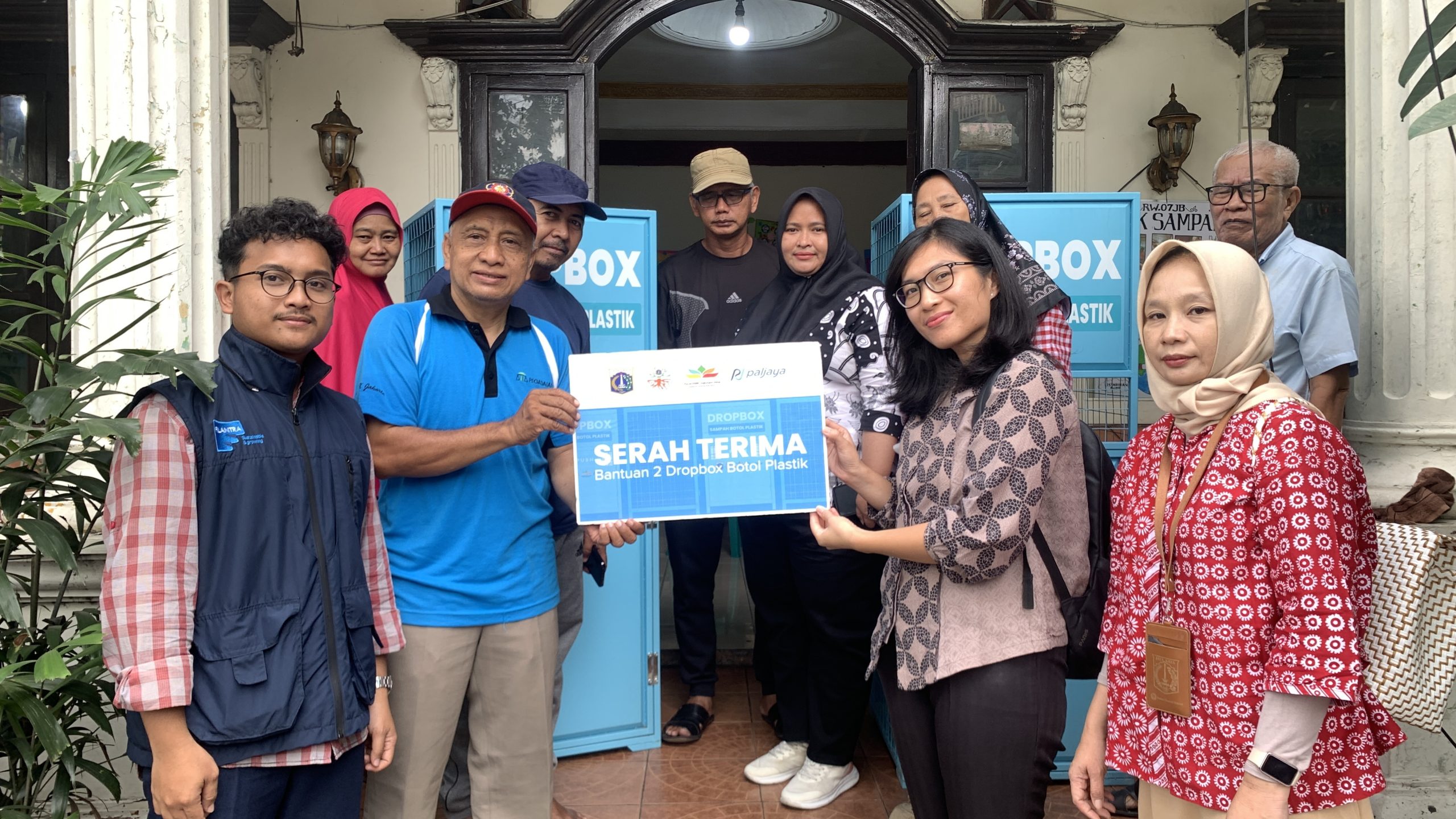 Bantuan Drop Box Botol Plastik di RW 07 Johar Baru Bantuan Drop Box Botol Plastik di RW 07 Johar Baru