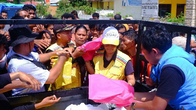 Sinergi Indosat Ooredoo Hutchison dan Filantra dalam Penyaluran Bantuan Banjir dan Longsor di Kabupaten Langkat Sinergi Indosat Ooredoo Hutchison dan Filantra dalam Penyaluran Bantuan Banjir dan Longsor di Kabupaten Langkat