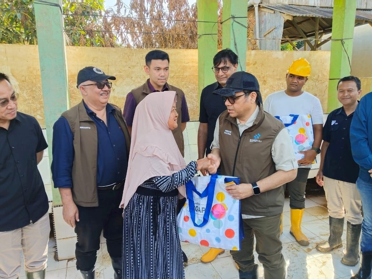 Maintaining Access to Food and Clean Water for Sumatra Flood Survivors Through Filantra and Indosat Ooredoo Hutchison Collaboration in Emergency Response