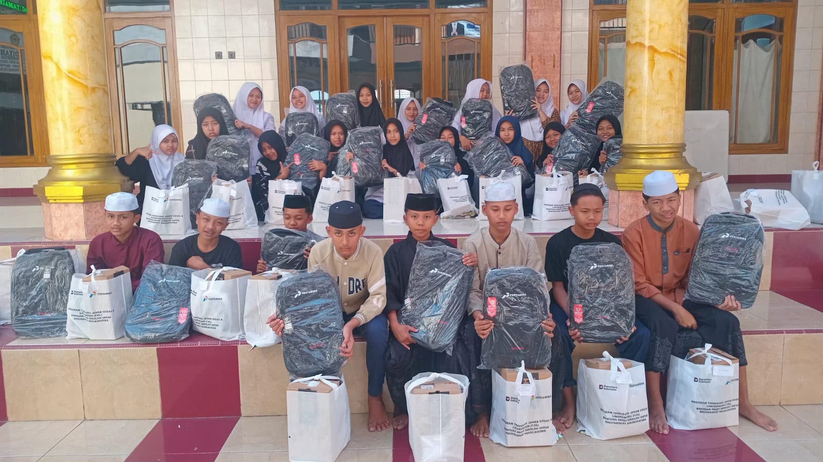 Penyaluran Bantuan Program Bantuan Paket Seragam Sekolah Bersama Pertamina (SESAMA) yang dirangkaikan dengan Kegiatan Kunjungan Komisaris.